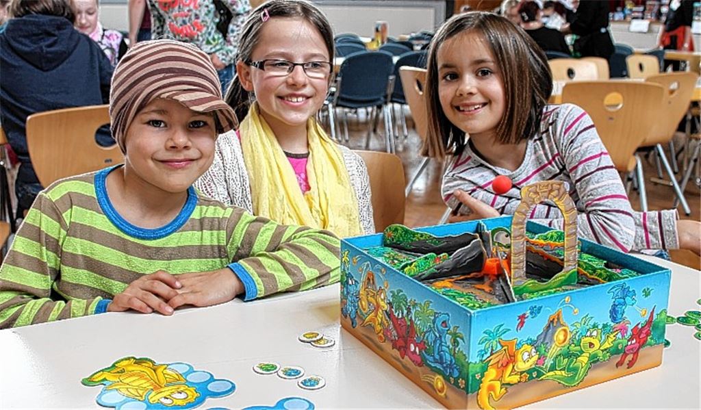 „Dragi Drache“ lässt den Ball in der Luft schweben.