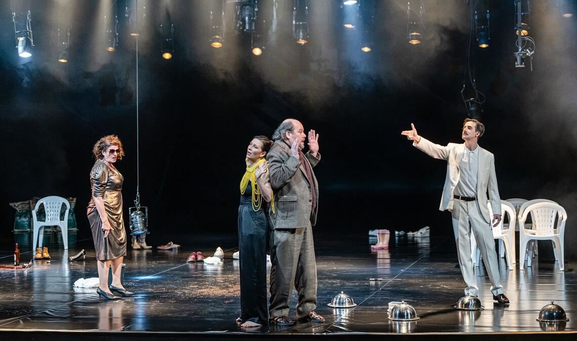 Drama im Stuttgarter Schauspielhaus: Szene mit Christiane Roßbach, Katharina Hauter, Rainer Galke und Marco Massafra (v. li.). Während des 90-minütigen Stücks bleibt einem das Lachen  immer wieder im Halse stecken.