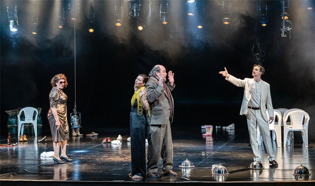 Drama im Stuttgarter Schauspielhaus: Szene mit Christiane Roßbach, Katharina Hauter, Rainer Galke und Marco Massafra (v. li.). Während des 90-minütigen Stücks bleibt einem das Lachen  immer wieder im Halse stecken.
