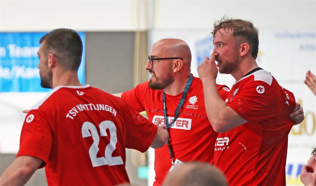 Dramatik in den Schlusssekunden für Trainer Frank Müller (Mi.) und de TSV.