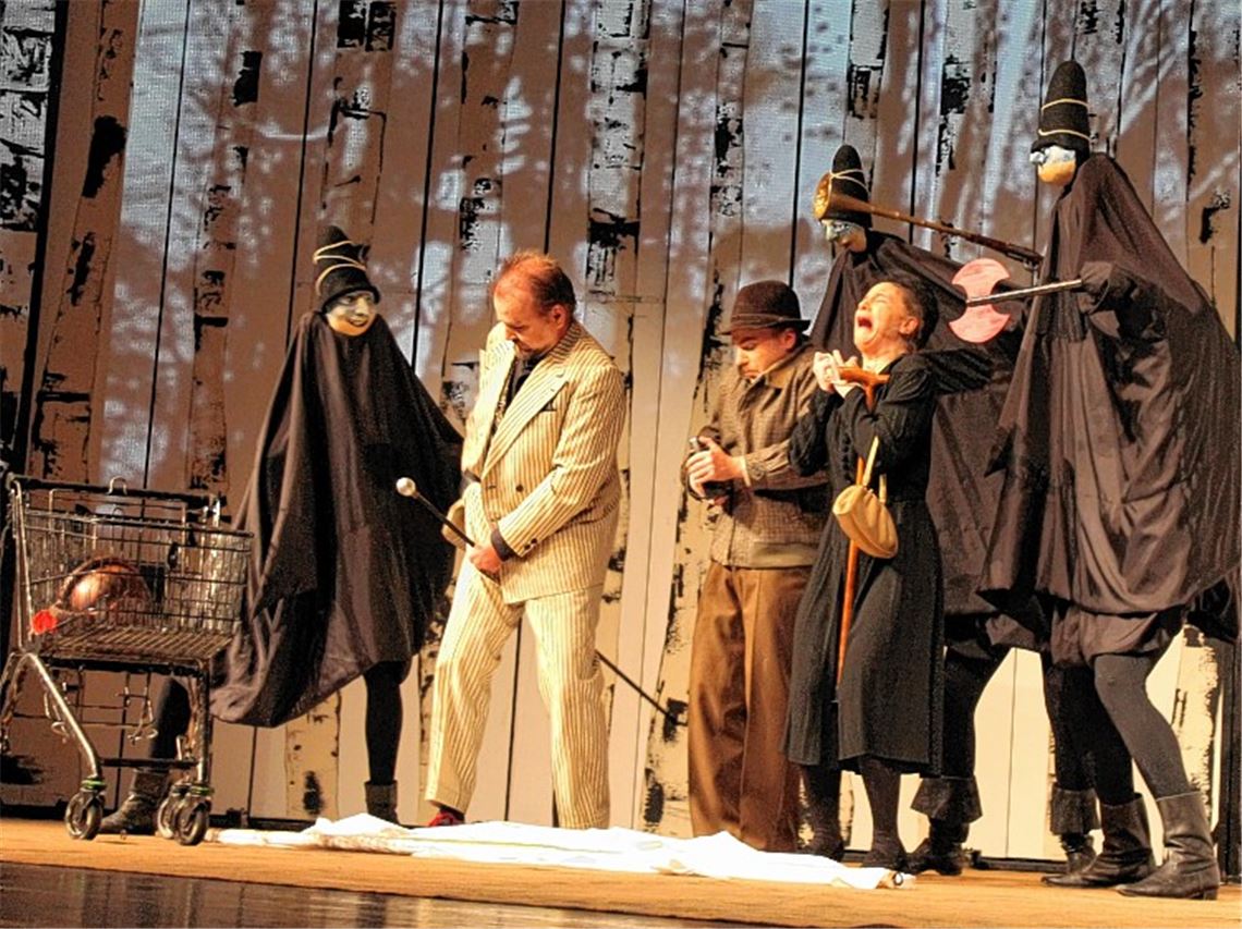 Dramatik zu Beginn: Die drei Räuber überfallen Kutschen und häufen ihre Beuteschätze an.