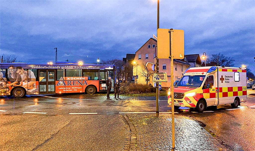 Dramatische Situation am Morgen des 4. Januar: Weil der Fahrer durch einen medizinischen Notfall ausfällt, rollt der Linienbus führerlos auf den Kreisel vor dem Polizeirevier. Foto: huw