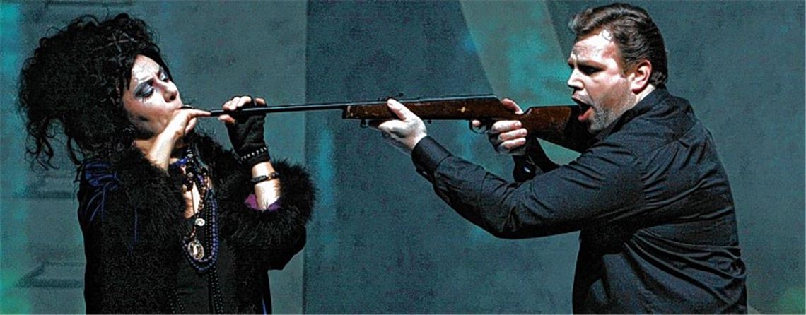 Dramatische Szene: Anna Agathonos als Hexe Jezibaba und Reto Rosin als Prinz.