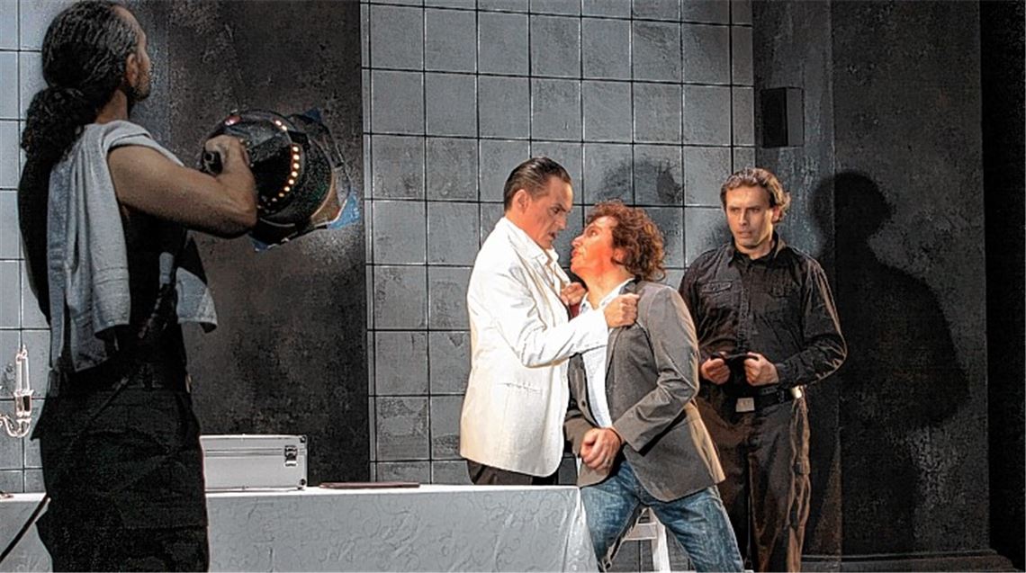 Dramatische Szene mit (v.li.) Aykan Aydin (Sciarrone), Hans Gröning (Baron Scarpia), Niclas Oettermann (Mario Cavaradossi) und Steffen Fichtner (Spoletta).