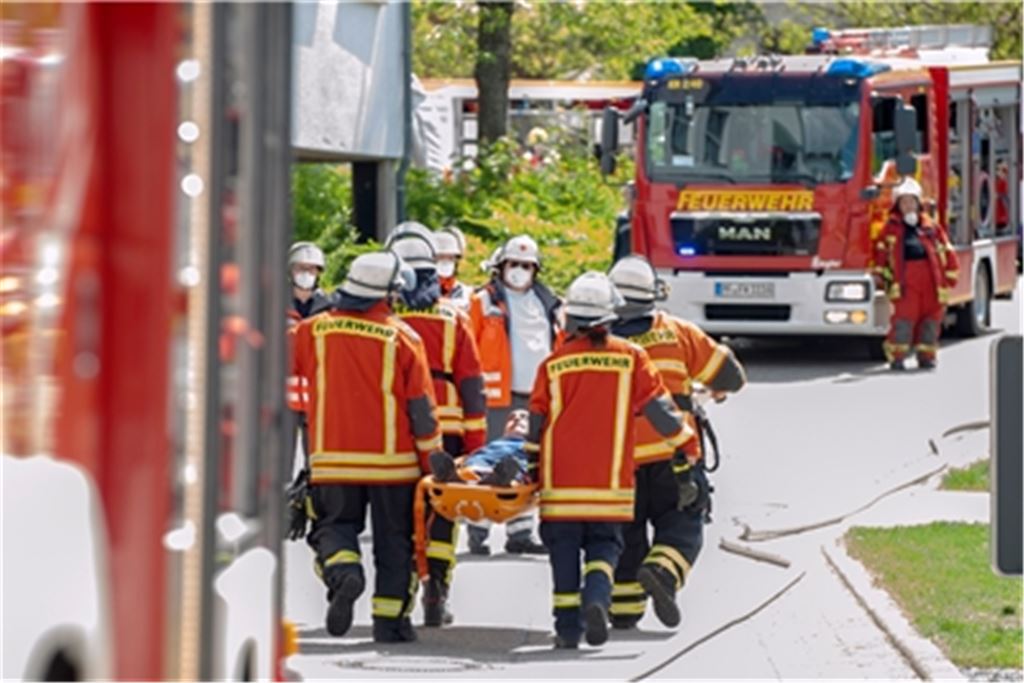 „Dramatische Szenen“ spielen sich bei einer Großübung in Sternenfels ab, wo die Feuerwehr nach einem Brand im Haus Zion Verletzte retten muss, die anschließend vor Ort vom Roten Kreuz versorgt werden. Fotos: Fotomoment
