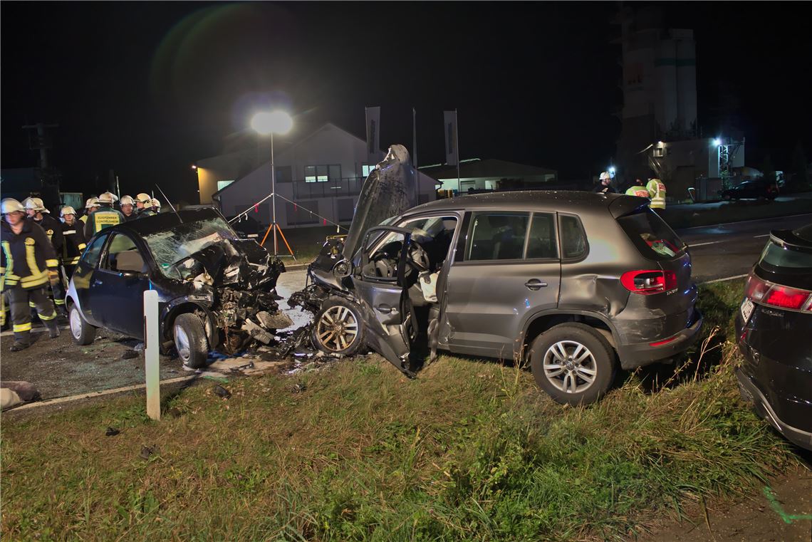 Schwerer Frontalcrash bei Bretten - Kleinwagen gerät in Gegenverkehr - Fahrer eingeklemmt und tödlich verletzt