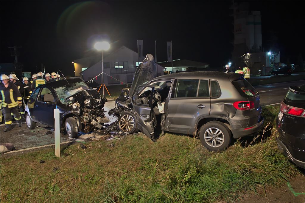 Schwerer Frontalcrash bei Bretten - Kleinwagen gerät in Gegenverkehr - Fahrer eingeklemmt und tödlich verletzt