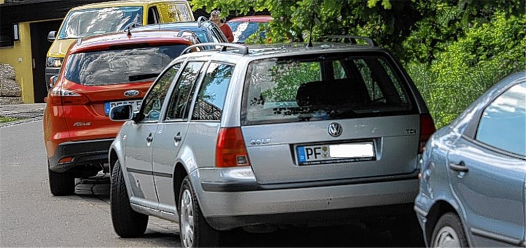 Drangvolle Enge: In der Kieselbronner Straße von Ötisheim stehen die geparkten Autos dicht an dicht. Foto: Huber