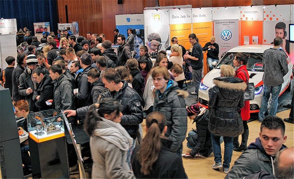 Drangvolle Enge herrscht bei der Aus- und Weiterbildungsmesse in Pforzheim. 