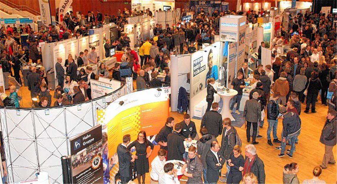 Drangvolle Enge herrscht im Pforzheimer Kongresszentrum während der Ausbildungsmesse – „fast wie auf der CMT“, so ein Beobachter. Fotos: Kollros