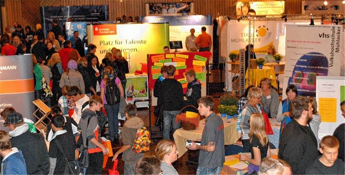 Drangvolle Enge im Mühlehof: 68 Teilnehmer präsentieren sich am Samstag bei der zehnten Mühlacker Aus- und Weiterbildungsbörse. Auch Schulen informieren über ihre Angebote.