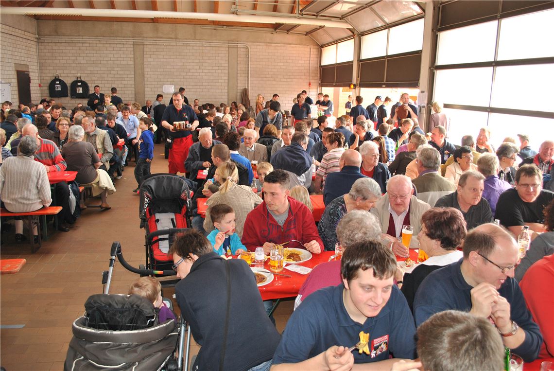 Drangvolle Enge im Ötisheimer Feuerwehrgerätehaus beim gestrigen Tag der offenen Tür.  Foto: Stahlfeld