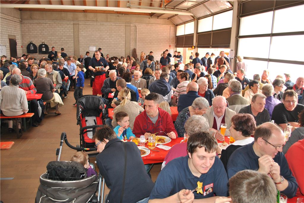 Drangvolle Enge im Ötisheimer Feuerwehrgerätehaus beim gestrigen Tag der offenen Tür.  Foto: Stahlfeld