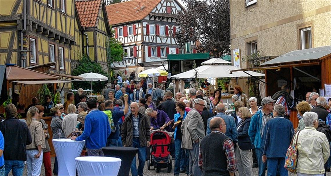 Drangvolle Enge im historischen Ortskern der Weinbaugemeinde: Der „Diefenbacher Herbstgenuss“ ist gut besucht.