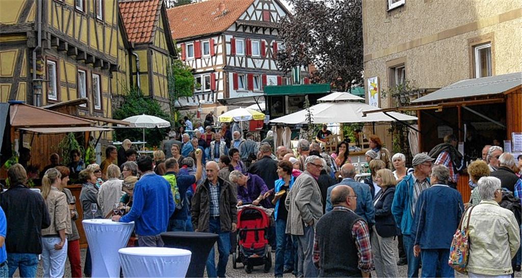 Drangvolle Enge im historischen Ortskern der Weinbaugemeinde: Der „Diefenbacher Herbstgenuss“ ist gut besucht.