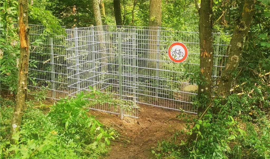 Drastische Maßnahme: Seit 28. Juni ist die „gern gefahrene“, aber laut Stadt illegale Mountainbike-Piste durch eine Gitterschleuse gesperrt.Archiv, privat, Fotomoment