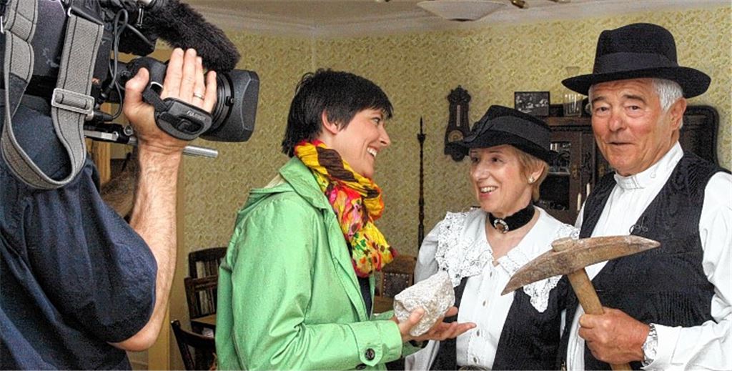 Dreharbeiten für die Landesschau in der Sandbauernstube: Reporterin Aita Koha spricht mit Inge und Dieter Hagenbucher. Foto: Hansen