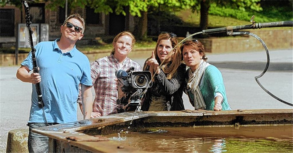 Dreharbeiten in Maulbronn: Sonja Faber-Schrecklein, Eva Gensch, Svenja Breinlinger und Michael Hofer (v. re.) vom SWR.