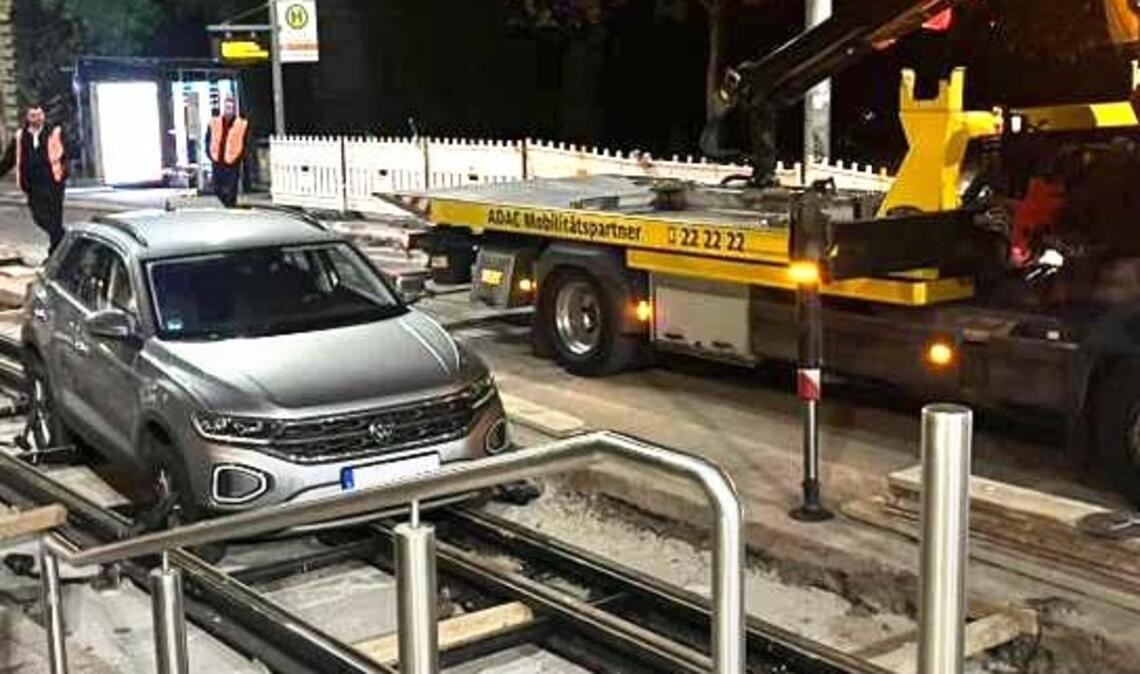 Drei Autos sind bereits in das Gleisbett am Eugensplatz gefahren, zuerst passierte das diesem VW Mitte Oktober.