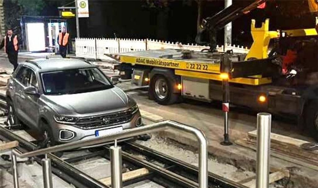 Drei Autos sind bereits in das Gleisbett am Eugensplatz gefahren, zuerst passierte das diesem VW Mitte Oktober.