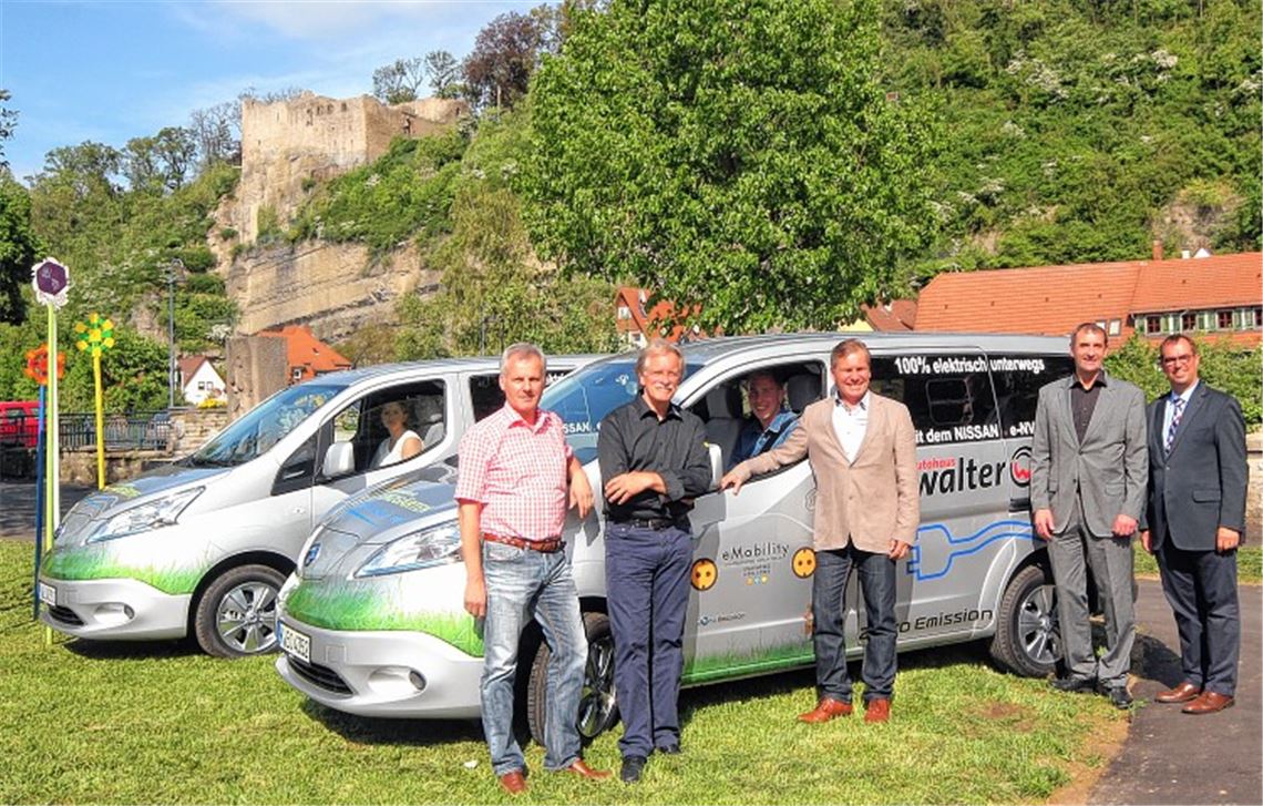 Drei Elektro-Fahrzeuge stehen als Shuttle-Verbindung zwischen dem Gartenschau-Gelände und den Burg-Anlagen hoch über der Enz zur Verfügung. Darüber freuen sich gestern bei der Übergabe (v. re.) Oberbürgermeister Frank Schneider, Markus Walter und Daniel Wagner vom Nissan-Autohaus, Stadtwerke-Geschäftsführer Jürgen Meeh und Aufsichtsrat und Mit-Initiator Thomas Knapp. Foto: Kollros