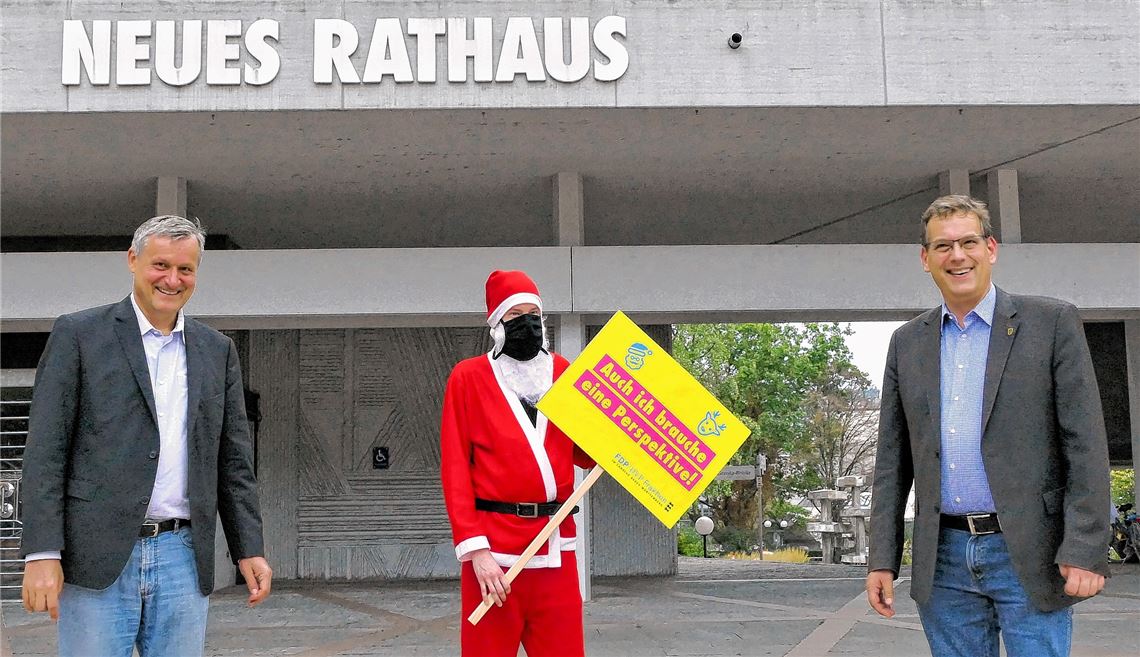 Drei FDP-Vertreter, darunter ein Weihnachtsmann, vor dem Pforzheimer Rathaus (v. re.): der Enzkteis-Abgeordnete Professor Dr. Erik Schweickert, der kostümierte Kreisgeschäftsführer der Liberalen, Malte Wessels, und der Pforzheimer FDP-Fraktionschef im Landtag. Dr. Hans-Ulrich Rülke.Peche