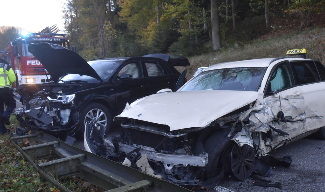 Drei Fahrzeuge, darunter ein Taxi, sind in einen schweren Unfall auf der B294 bei Neuenbürg verwickelt. Foto: Myroshnichenko