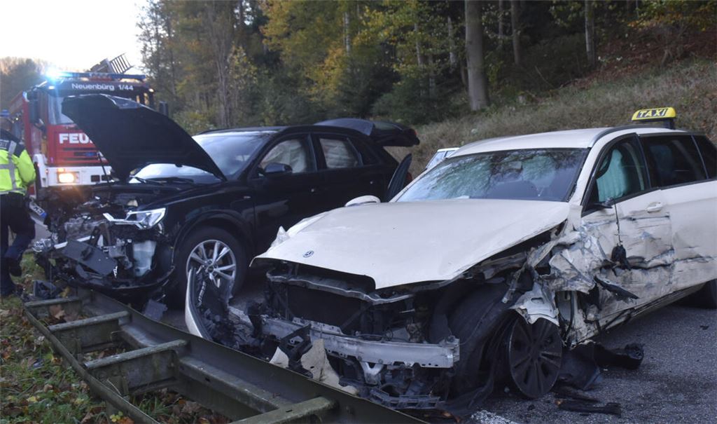 Drei Fahrzeuge, darunter ein Taxi, sind in einen schweren Unfall auf der B294 bei Neuenbürg verwickelt. Foto: Myroshnichenko