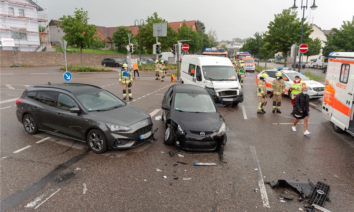 Drei Fahrzeuge kollidieren