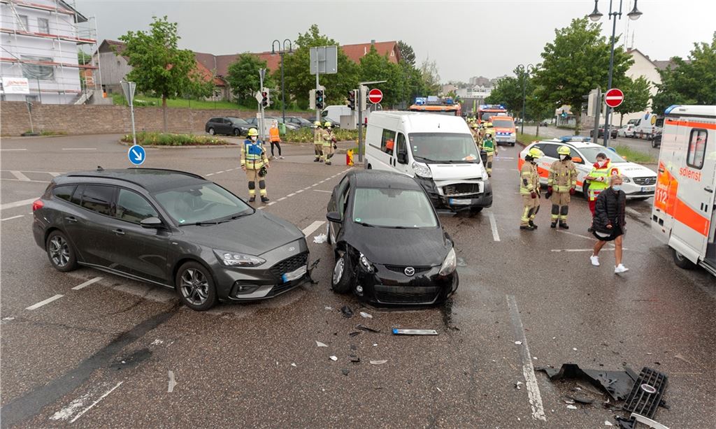 Drei Fahrzeuge kollidieren