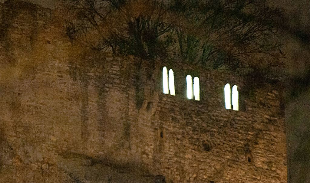 Drei Fenster der Löffelstelz werden beleuchtet. Die Stromkosten tragen die Scherbabuzzer. Foto: Fotomoment