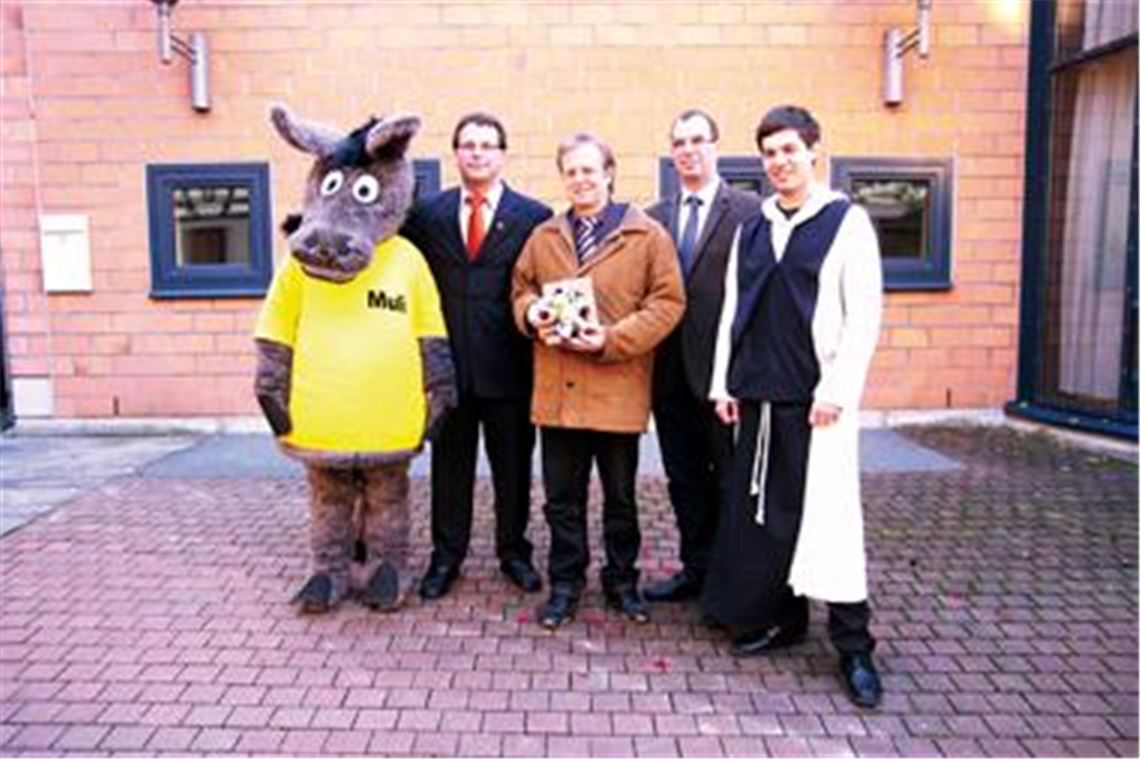 Drei Kommunen werben gemeinsam für sich: die Stadtoberhäupter (v. li.) Andreas Felchle (Maulbronn), Werner Henle (Ötisheim) und Frank Schneider (Mühlacker), eingerahmt von den Maulbronner Maskottchen Muli und Mönch Meier.
Foto: Sadler