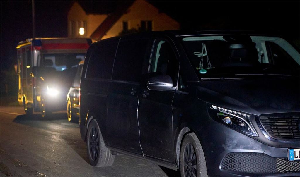 Drei Leichen wurden schon in der Nacht des Unglücks abtransportiert. (Archivbild)