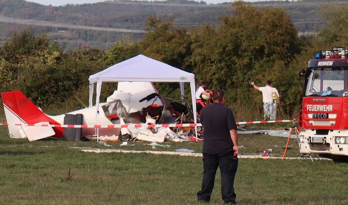 Drei Menschen aus dem Flugzeug seien verwandt, darunter einer der Toten. 