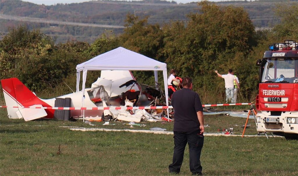 Drei Menschen aus dem Flugzeug seien verwandt, darunter einer der Toten. 