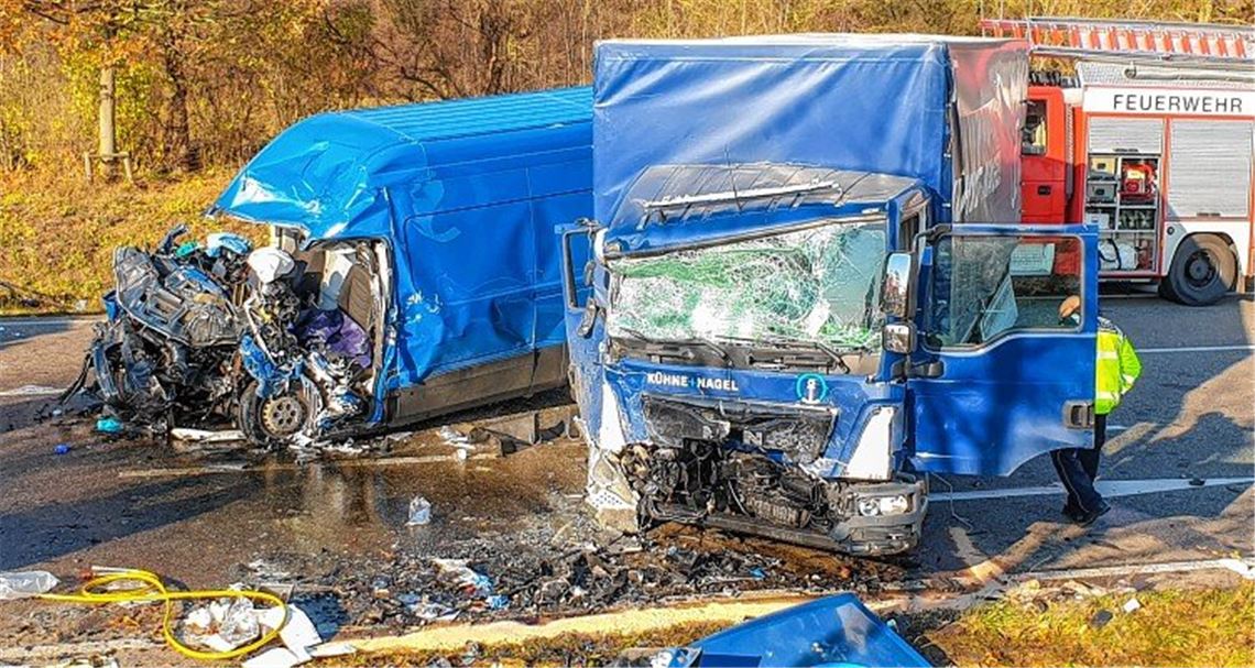 Lastwagen stoßen frontal zusammen