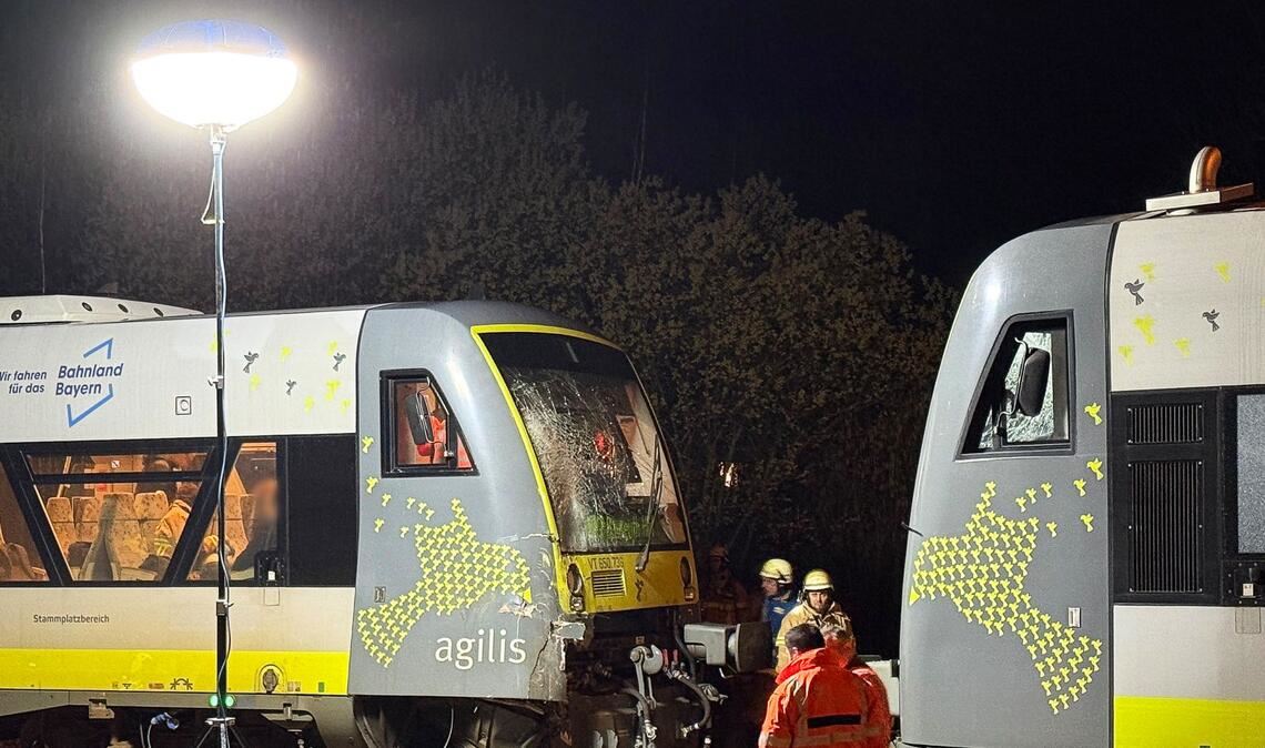 Drei Menschen wurden bei der Kollision leicht verletzt.