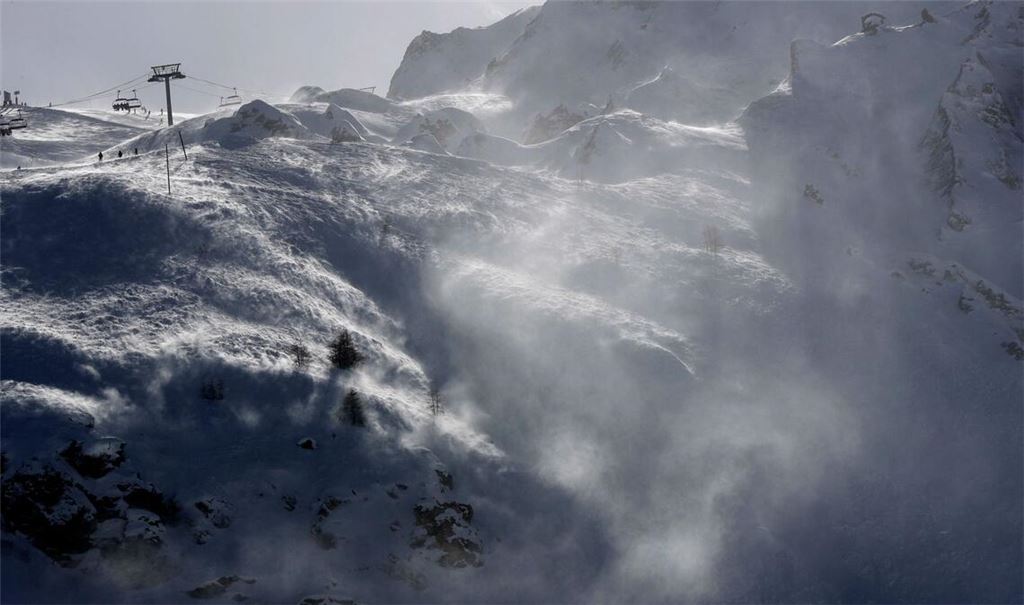 Drei Skifahrer sind bei Val-d'Isère von einer Lawine mitgerissen und getötet worden. (Archivbild)