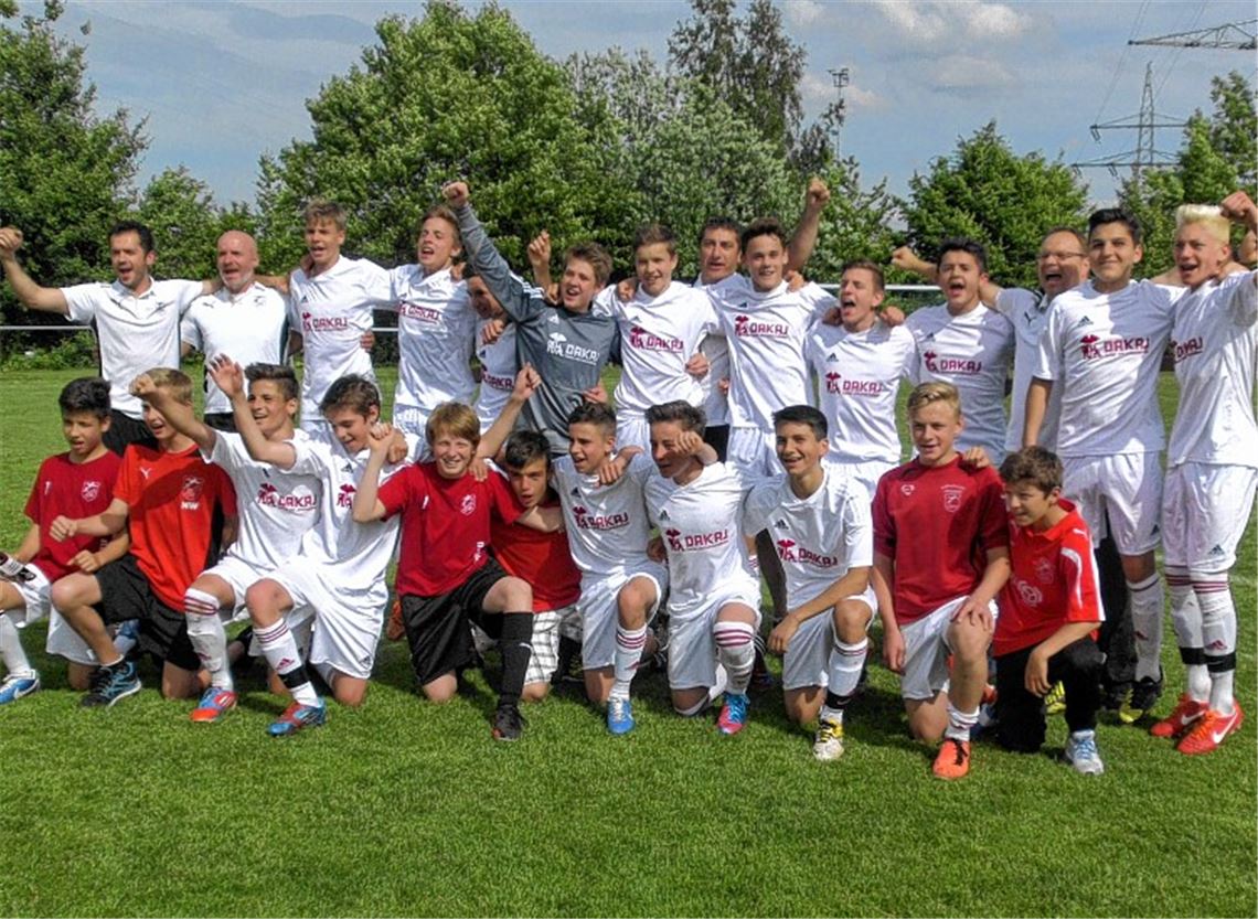 Drei Titel haben die U15-Fußballer des FV Löchgau bereits gewonnen, Jonas Engler (ganz rechts) aus Illingen sowie Julian Frick (Mitte hinten, rechts neben dem Torhüter) und Hamza Söyleyen aus Sternenfels (vorne Mitte im roten Trikot) haben Anteil daran. Morgen soll Titel Nummer vier gelingen. Foto: privat