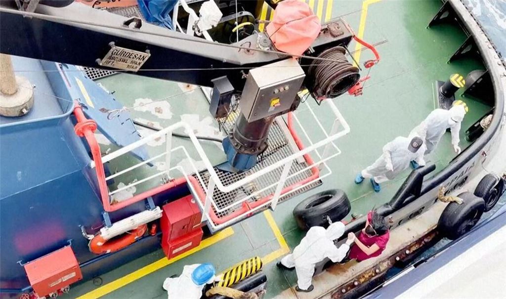 Drei Tote nach Hantavirus-Ausbruch auf Kreuzfahrtschiff: Das Gesundheitspersonal verlässt die unter niederländischer Flagge fahrende MV Hondius.