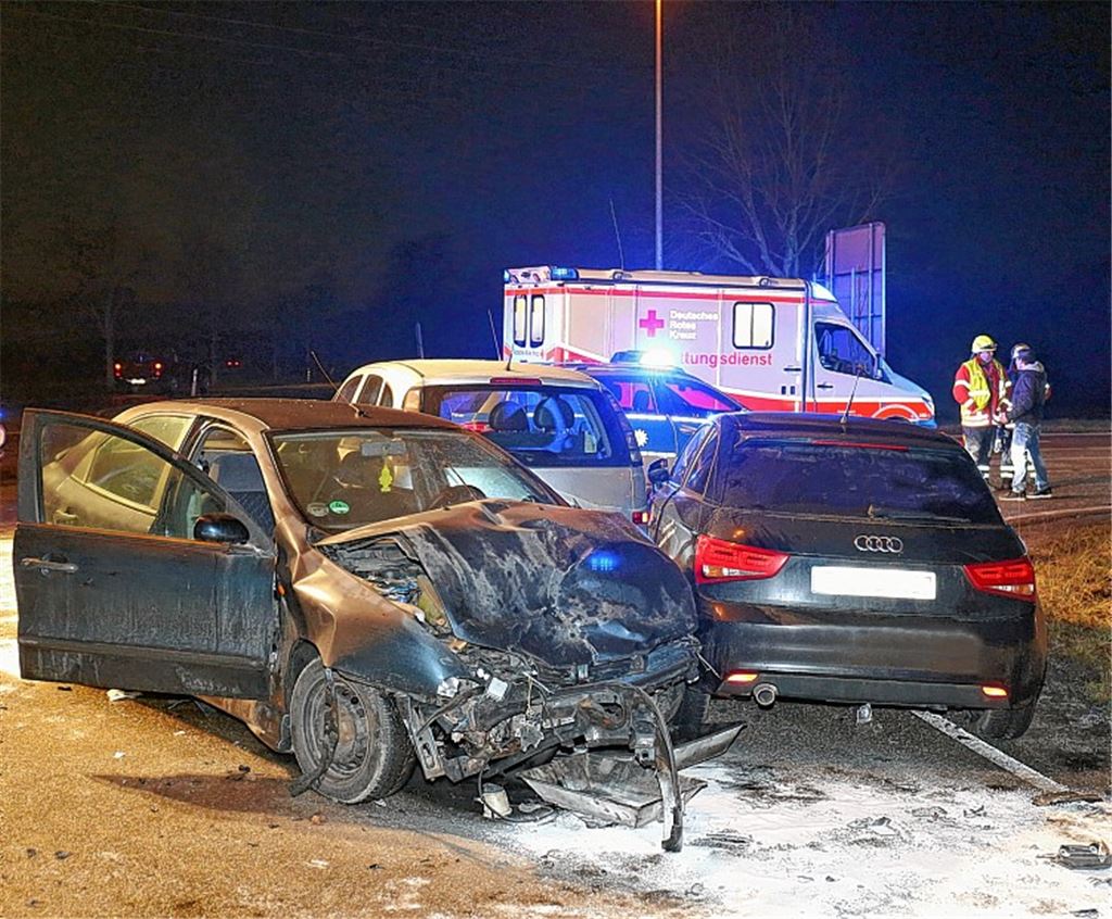 Drei Verletzte bei schwerer Kollision
