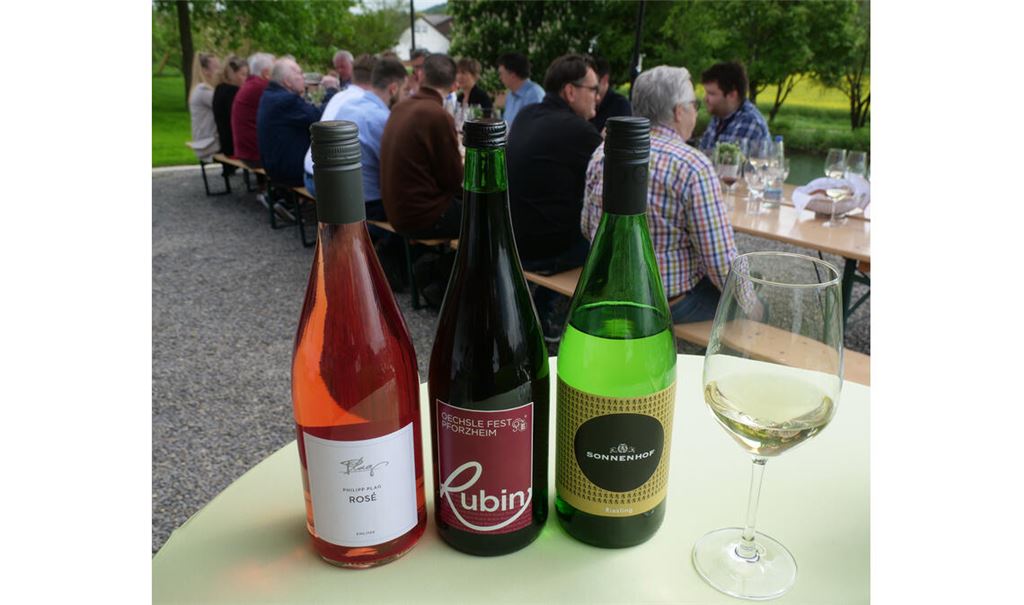 Drei Weine fürs Pforzheimer Oechsle-Fest sind ausgesucht – sie kommen von den regionalen Weingütern Sonnenhof (Gündelbach), Häussermann (Diefenbach) und Plag (Kürnbach). Foto: Friedrich