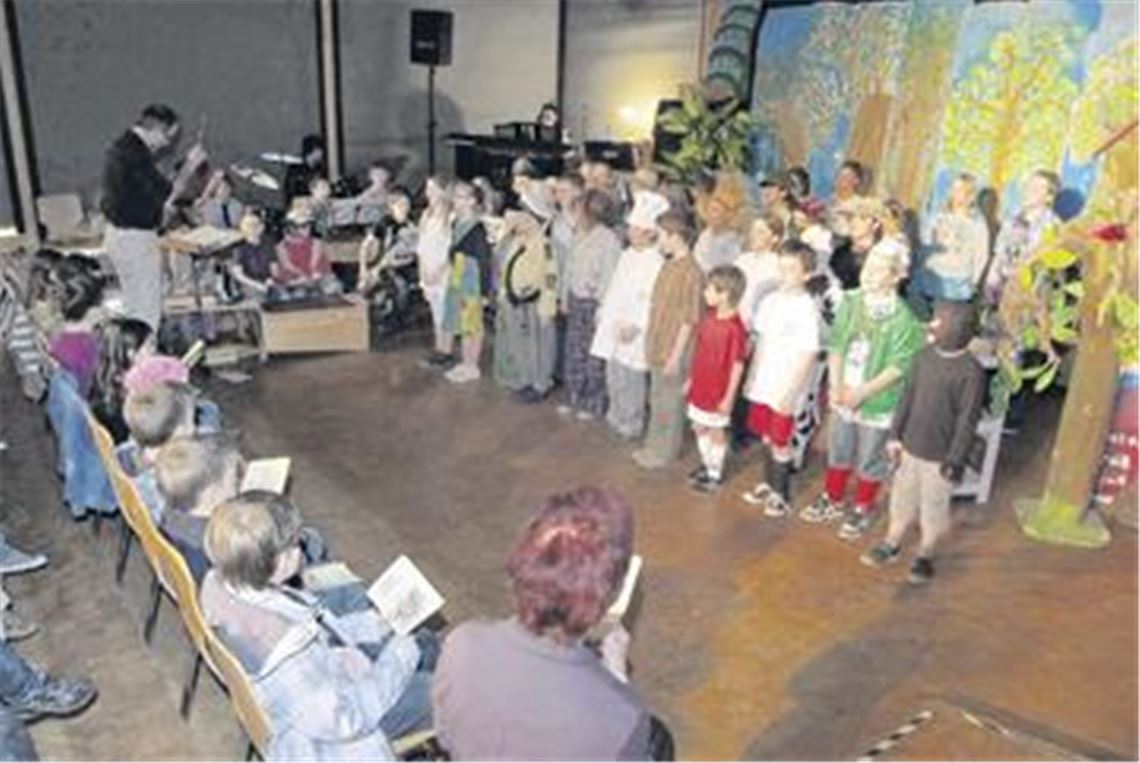 Drei ausverkaufte Vorstellungen: Mit großer Begeisterung haben am Wochenende die Dritt- und Viertklässler der Schule am Silahopp das Kindermusical Klasterbax und Siebenschütz aufgeführt, das auf spielerische Weise für gegenseitigen Respekt wirbt. Foto: Fotomoment