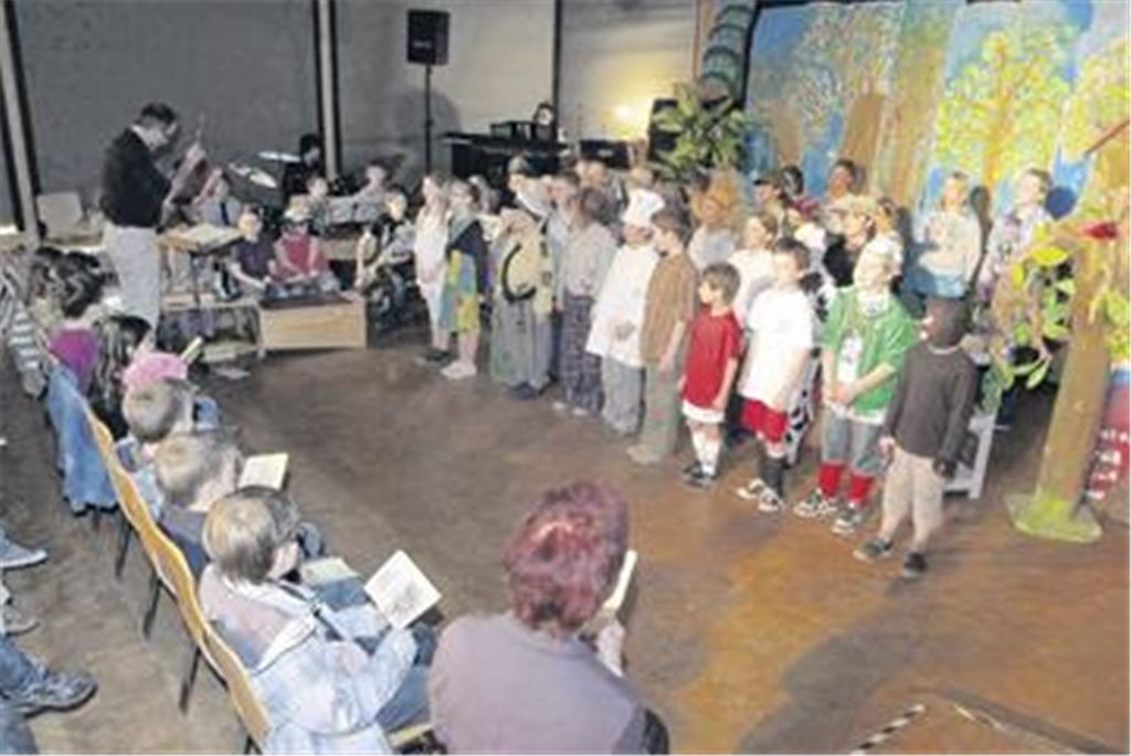 Drei ausverkaufte Vorstellungen: Mit großer Begeisterung haben am Wochenende die Dritt- und Viertklässler der Schule am Silahopp das Kindermusical Klasterbax und Siebenschütz aufgeführt, das auf spielerische Weise für gegenseitigen Respekt wirbt. Foto: Fotomoment