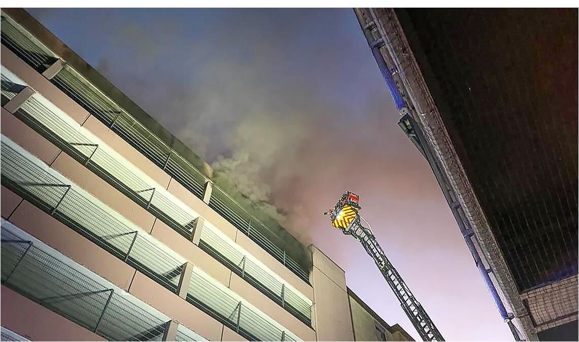 Drei brennende Fahrzeuge auf dem obersten Deck eines Parkhauses lösen einen Großeinsatz von Feuerwehr und Polizei in der Pforzheimer Innenstadt aus. Foto: Myroshnichenko