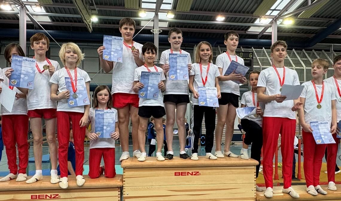 Drei der vier Mannschaften der TSG Niefern beim GruppenfotoFoto: Klassen