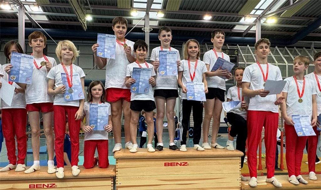 Drei der vier Mannschaften der TSG Niefern beim GruppenfotoFoto: Klassen