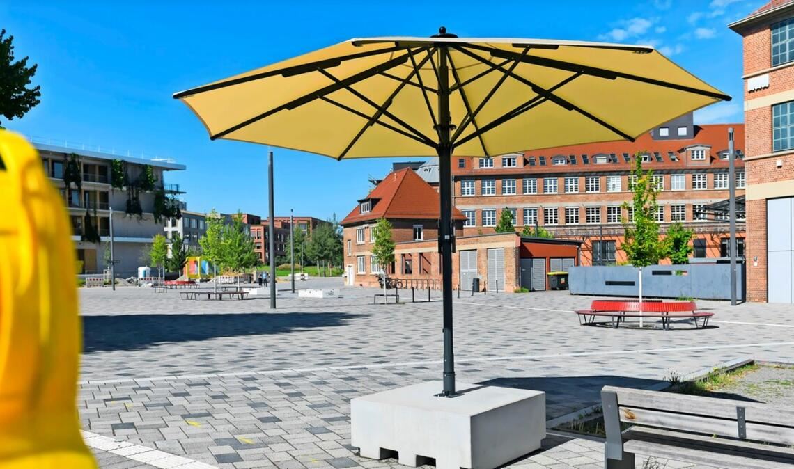 Drei dieser Sonnenschirme stehen am Marga-von-Etzdorf-Platz; sie gehören zu den insgesamt 29 Stück, die die Stadt diesen Sommer über Stuttgart verteilt hat.