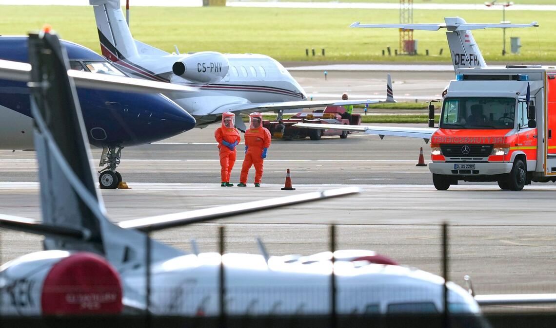 Drei infizierte Passagiere wurden mit zwei Spezialflugzeugen evakuiert.
