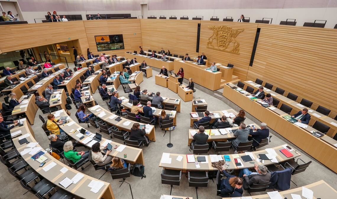 Drei zusätzliche Sitze sind im Plenarsaal künftig nötig.